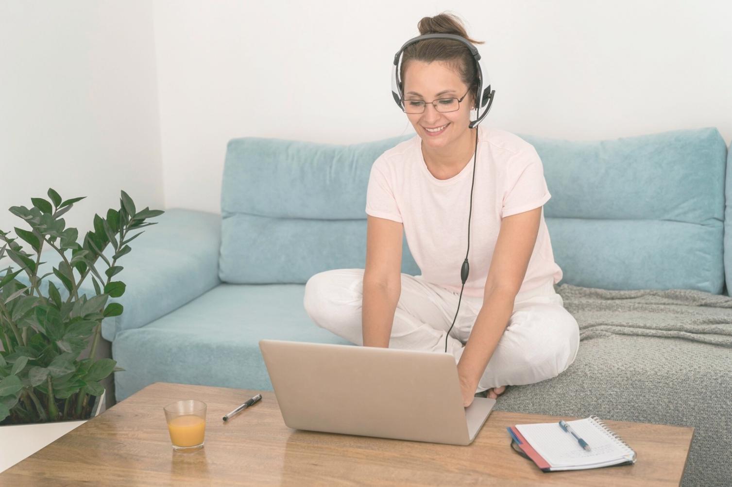 Studierende arbeiten gemeinsam an Finanzprojekten