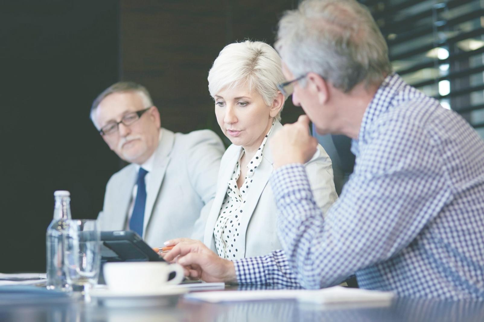 Finanzplanung Arbeitsplatz mit Dokumenten und Taschenrechner
